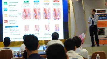 عادة أخذ الهاتف إلى الحمام: سبب للبواسير التي تصيب الشباب.